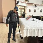 Personel Gegana Brimob melakukan sterilisasi di gereja Kabupaten Purbalingga, Rabu (24/12/2025). (Foto: Humas Polres Purbalingga).