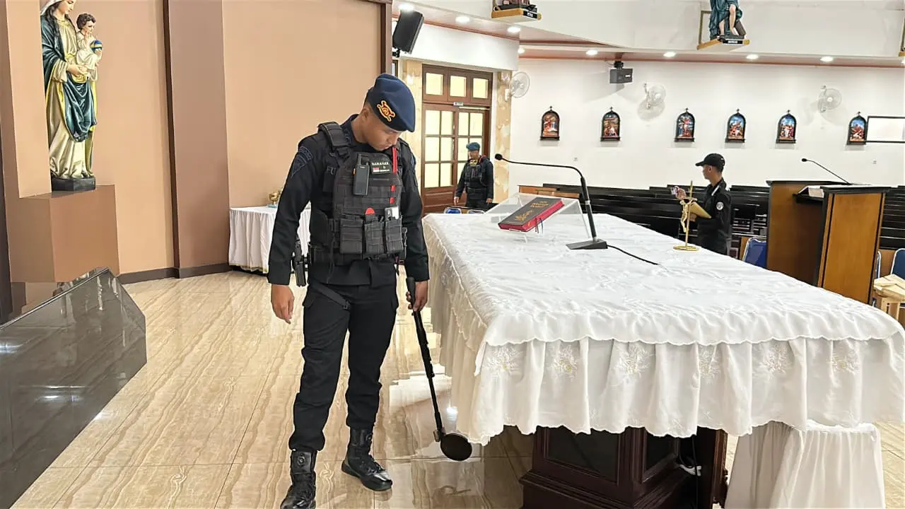 Personel Gegana Brimob melakukan sterilisasi di gereja Kabupaten Purbalingga, Rabu (24/12/2025). (Foto: Humas Polres Purbalingga).
