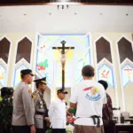 Bupati Banyumas Sadewo Tri Lastiono saat melaksanakan monitoring di pos pengamanan dan pelayanan, serta tempat ibadah, pada Rabu (24/12/2025).