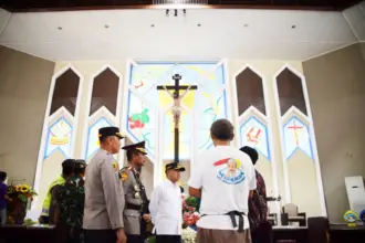 Bupati Banyumas Sadewo Tri Lastiono saat melaksanakan monitoring di pos pengamanan dan pelayanan, serta tempat ibadah, pada Rabu (24/12/2025).