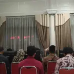 Suasana rapat pembinaan aparatur Desa Klapagading Kulon, di Kantor Asisten Pemerintahan Setda Banyumas, Rabu (25/12/2025) malam.