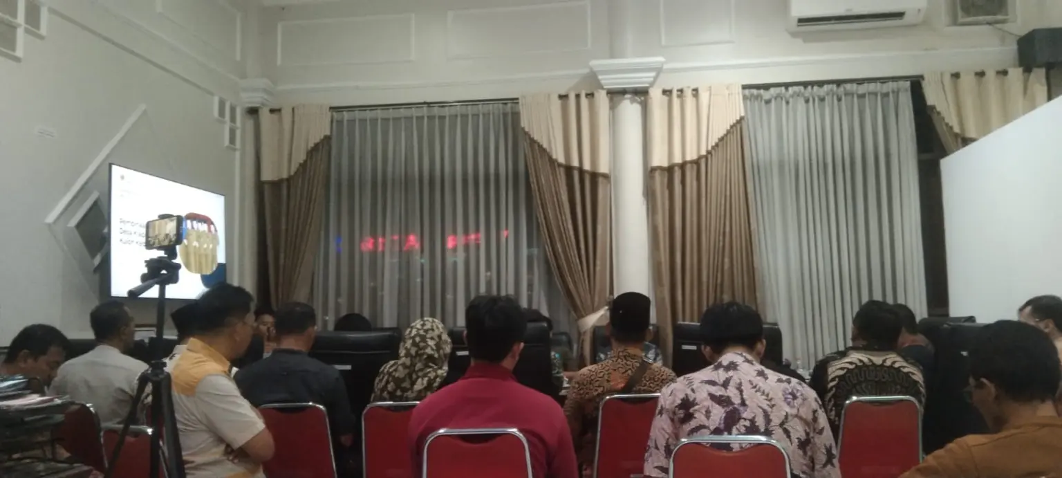 Suasana rapat pembinaan aparatur Desa Klapagading Kulon, di Kantor Asisten Pemerintahan Setda Banyumas, Rabu (25/12/2025) malam.