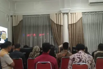 Suasana rapat pembinaan aparatur Desa Klapagading Kulon, di Kantor Asisten Pemerintahan Setda Banyumas, Rabu (25/12/2025) malam.