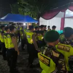 Personel Polri dan TNI melakukan apel sebelum melakukan pengamanan malam Natal di gereja Kabupaten Purbalingga, Rabu (24/12/2025)