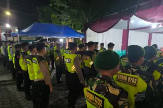 Personel Polri dan TNI melakukan apel sebelum melakukan pengamanan malam Natal di gereja Kabupaten Purbalingga, Rabu (24/12/2025)