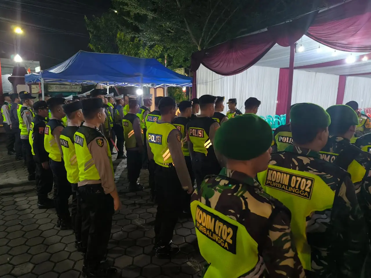 Personel Polri dan TNI melakukan apel sebelum melakukan pengamanan malam Natal di gereja Kabupaten Purbalingga, Rabu (24/12/2025)