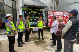 Kapolres Purbalingga AKBP Achmad Akbar mengunjungi salah satu gereja yang akan mengadakan ibadah Natal, Rabu (24/12/2025). (Foto: Humas Polres Purbalingga).