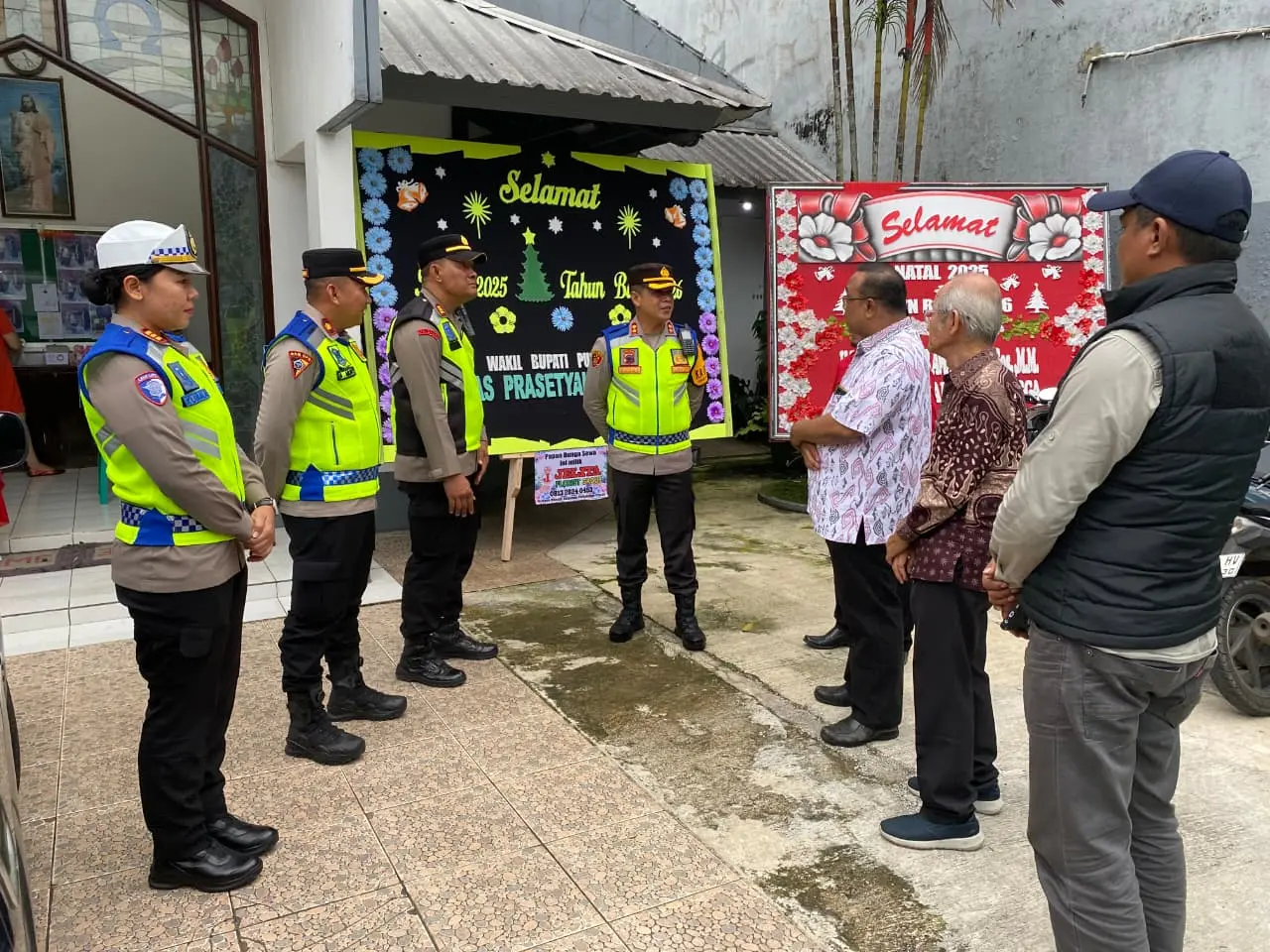Kapolres Purbalingga AKBP Achmad Akbar mengunjungi salah satu gereja yang akan mengadakan ibadah Natal, Rabu (24/12/2025). (Foto: Humas Polres Purbalingga).
