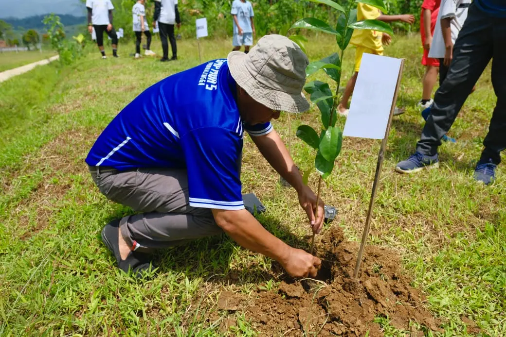 Peserta coaching clinic sepak bola melakukan penanaman pohon. (Foto: Budi Pekerti)