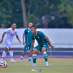 Pemain Wijayakusuma FC Cilacap berebut bola dengan pemain Persekat Tegal saat kedua tim bertemu dalam laga uji coba yang berakhir dimenangkan tim asal Kota Cilacap.(Foto: Tim Media Wijayakusuma FC)