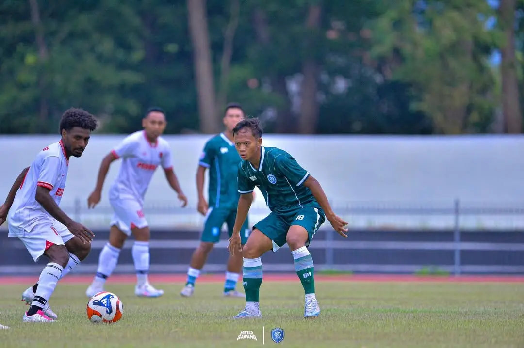 Pemain Wijayakusuma FC Cilacap berebut bola dengan pemain Persekat Tegal saat kedua tim bertemu dalam laga uji coba yang berakhir dimenangkan tim asal Kota Cilacap.(Foto: Tim Media Wijayakusuma FC)