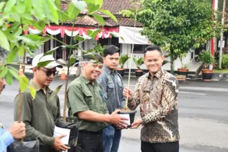 Bupati Fahmi Muhammad Hanif menyerahkan bibit tanaman kepada perwakilan kelompok masyarakat, Sabtu (27/12/2025). (Foto: Prokopim Setda Purbalingga).