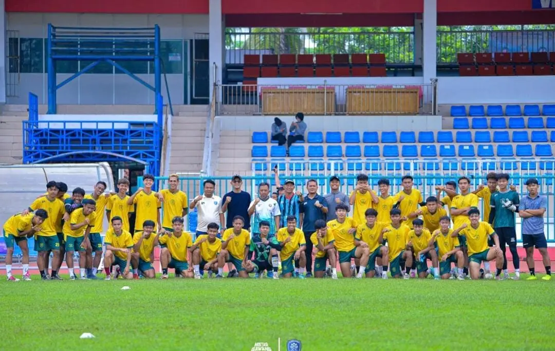 Sekretaris Daerah (Sekda) Cilacap, Sadmoko Danardono, menyempatkan diri hadir langsung ke stadion untuk memantau sesi latihan anak asuh MH Yahya, Sabtu (27/12/2025). (Foto: Tim Media Wijayakusuma FC)