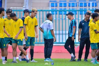 Sekretaris Daerah (Sekda) Cilacap, Sadmoko Danardono, menyempatkan diri hadir langsung ke stadion untuk memantau sesi latihan anak asuh MH Yahya, Sabtu (27/12/2025). (Foto: Tim Media Wijayakusuma FC)