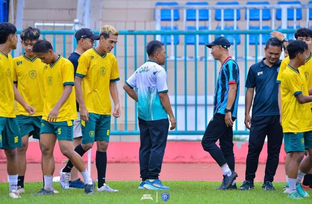 Sekretaris Daerah (Sekda) Cilacap, Sadmoko Danardono, menyempatkan diri hadir langsung ke stadion untuk memantau sesi latihan anak asuh MH Yahya, Sabtu (27/12/2025). (Foto: Tim Media Wijayakusuma FC)