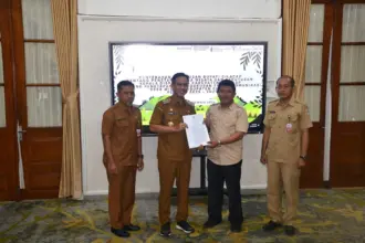 Penyerahan Keputusan Bupati tentang Desa Wisata di Ruang Gadri Rumah Dinas Bupati Cilacap, Senin (29/12/2025). (Foto: Dinkominfo Cilacap)
