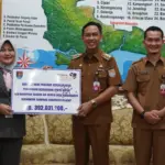 Bupati Cilacap, Syamsul Auliya Rachman menerima bantuan CSR dari Bank Jateng Cilacap, di Ruang Prasanda, Senin (29/12/2025). (Foto: Dinkominfo Cilacap)