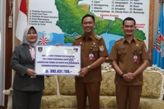 Bupati Cilacap, Syamsul Auliya Rachman menerima bantuan CSR dari Bank Jateng Cilacap, di Ruang Prasanda, Senin (29/12/2025). (Foto: Dinkominfo Cilacap)