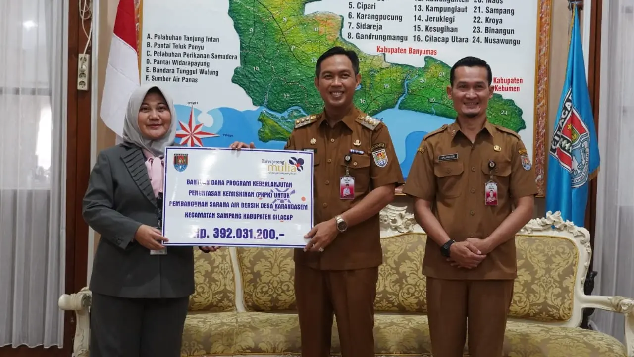 Bupati Cilacap, Syamsul Auliya Rachman menerima bantuan CSR dari Bank Jateng Cilacap, di Ruang Prasanda, Senin (29/12/2025). (Foto: Dinkominfo Cilacap)