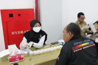 Badan Narkotika Nasional (BNN) Purbalingga melakukan tes narkoba kepada pengemudi bus AKAP di Terminal Bobotsari, Senin (29/12/2025). (Foto: Humas BNN Purbalingga).