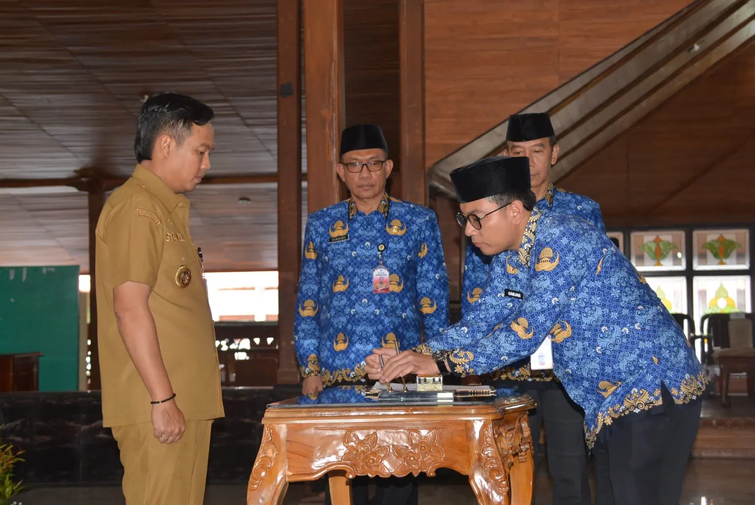 Bupati Cilacap, Syamsul Auliya Rachman melantik 261 pejabat di lingkungan Pemerintah Kabupaten Cilacap di Pendopo Wijayakusuma Cakti, Selasa (30/12/2025).(Foto: Dinkominfo Cilacap)