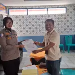 Kanit Gakkum Satlantas Polresta Banyumas, Iptu Metri Zul Utami, S.Psi menyerahkan salinan berkas penyidikan ke Pengacara Djoko Susanto, di kantor Satlantas Polresta Banyumas, Selasa (30/12/2025) siang.