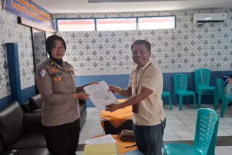 Kanit Gakkum Satlantas Polresta Banyumas, Iptu Metri Zul Utami, S.Psi menyerahkan salinan berkas penyidikan ke Pengacara Djoko Susanto, di kantor Satlantas Polresta Banyumas, Selasa (30/12/2025) siang.