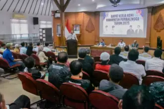 Wabup Dimas Prasetyahani memberikan sambutan dalam Rapat Kerja (Raker) KONI Purbalingga tahun 2025, di Graha Adiguna Komplek Pendapa Dipokusumo Purbalingga, Selasa (30/12/2025). (Foto: Budi Pekerti).