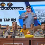 Kapolresta Cilacap Kombes Pol Budi Adhy Buono saat menggelar rilis akhir tahun 2025. (Faiz Ardani).