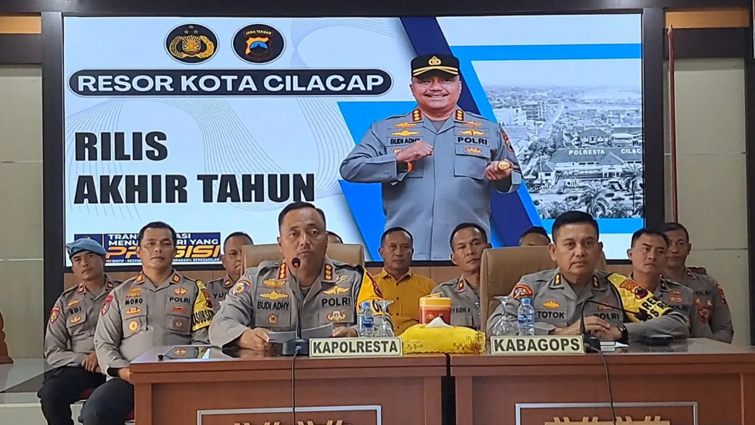 Kapolresta Cilacap Kombes Pol Budi Adhy Buono saat menggelar rilis akhir tahun 2025. (Faiz Ardani).