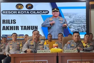 Kapolresta Cilacap Kombes Pol Budi Adhy Buono saat menggelar rilis akhir tahun 2025. (Faiz Ardani).
