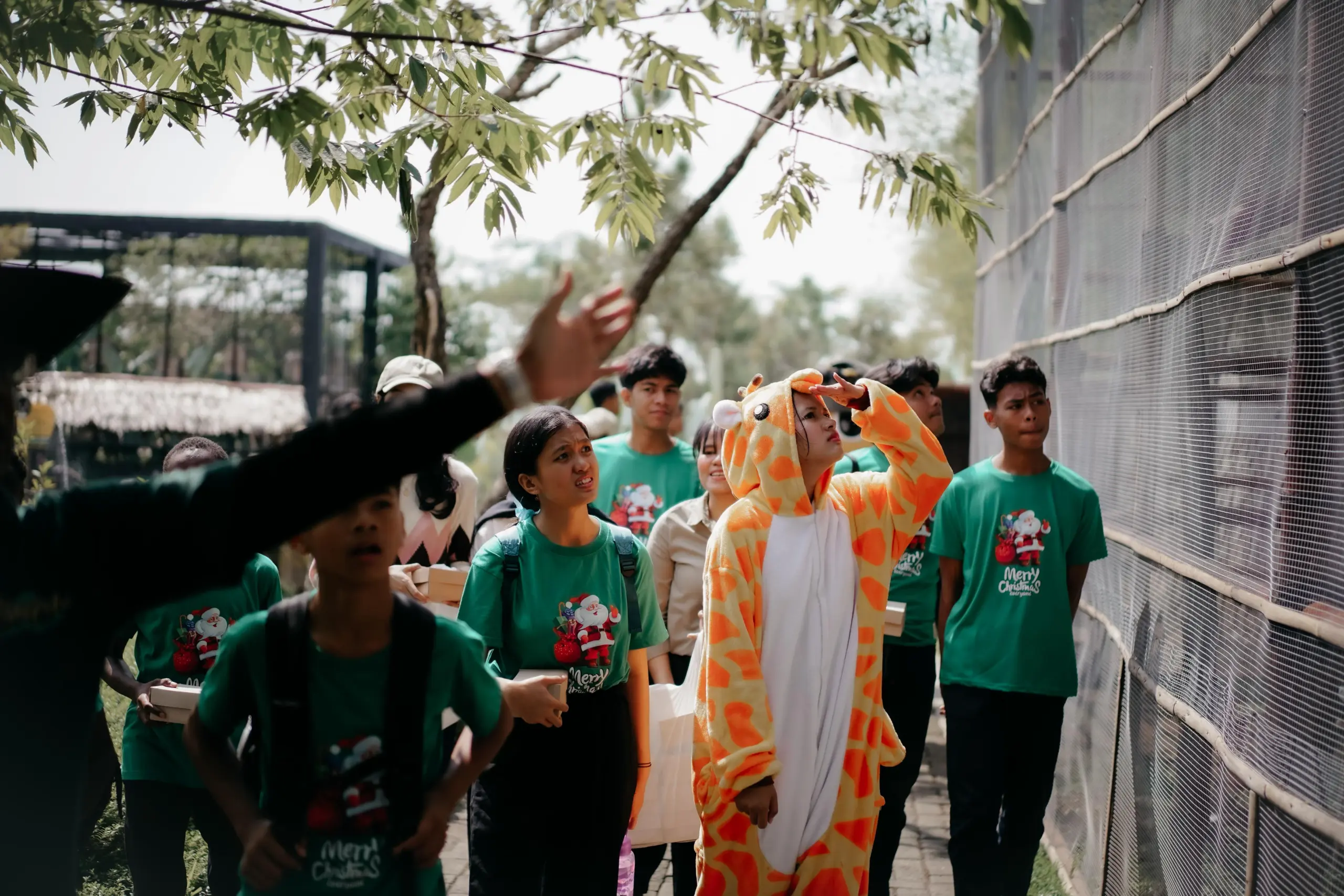 Puluhan anak dari Panti Asuhan Siloam Purwokerto menjelajah alam Alas Pitu hingga menikmati jamuan makan malam mewah di Luminor Hotel Purwokerto, Selasa (23/12/2025). (dok: Luminor)