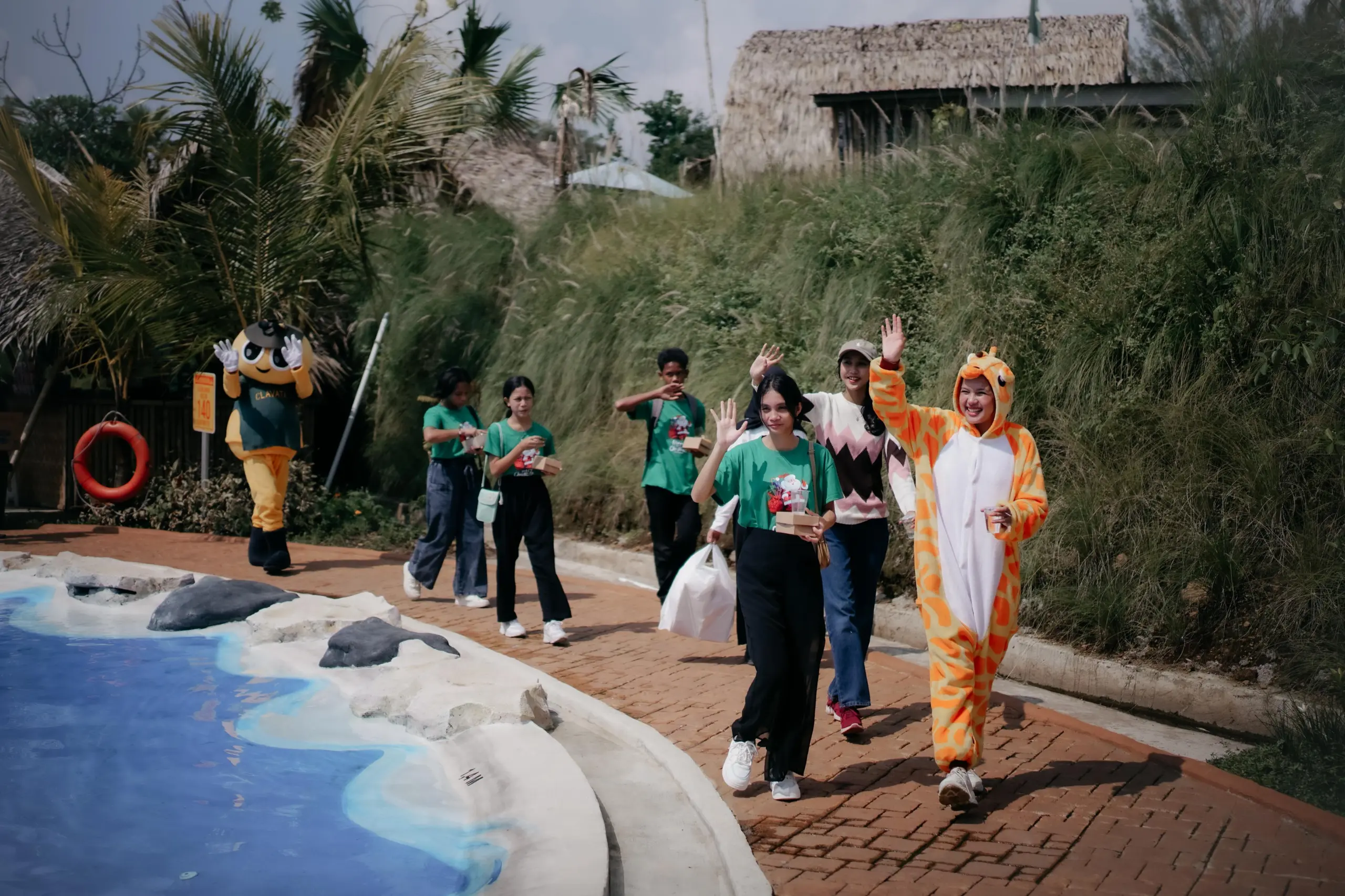 Puluhan anak dari Panti Asuhan Siloam Purwokerto menjelajah alam Alas Pitu hingga menikmati jamuan makan malam mewah di Luminor Hotel Purwokerto, Selasa (23/12/2025). (dok: Luminor)