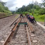 Para pekerja dari PT KAI Daop 5 Purwokerto memastikan kesiapan layanan angkutan Nataru 2025/2026 dengan menuntaskan pekerjaan penggantian rel, bantalan beton, dan wesel di sejumlah titik strategis, Jumat (12/12). (KAI Daop 5 Purwokerto)