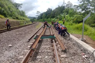 Para pekerja dari PT KAI Daop 5 Purwokerto memastikan kesiapan layanan angkutan Nataru 2025/2026 dengan menuntaskan pekerjaan penggantian rel, bantalan beton, dan wesel di sejumlah titik strategis, Jumat (12/12). (KAI Daop 5 Purwokerto)