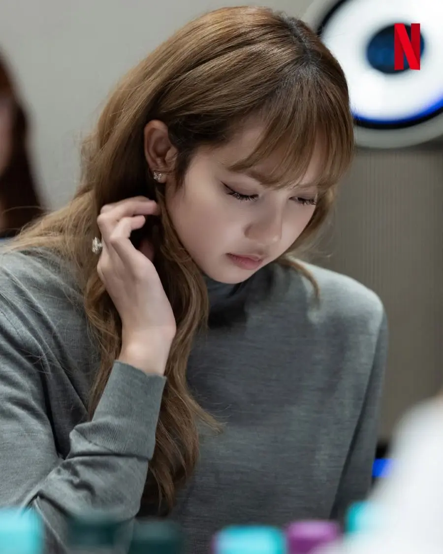 Lisa BLACKPINK, resmi memasuki fase baru dalam kariernya. Bintang K-pop tersebut akan melakukan debut layar lebarnya lewat film aksi berjudul Extraction: Taigo.