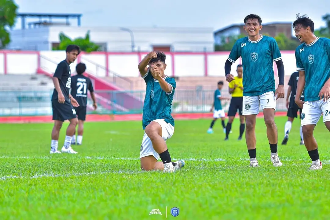 Pemain Wijayakusuma FC Cilacap berselebrasi usai mencetak gol ke gawang Persak Kebumen.