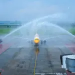 Pembukaan penerbangan langsung ke Singapura ditandai ini dengan pendaratan perdana pesawat Scoot, anak usaha Singapore Airlines, sekitar pukul 16.10 WIB.