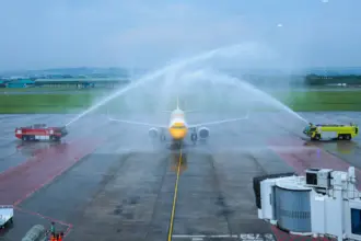 Pembukaan penerbangan langsung ke Singapura ditandai ini dengan pendaratan perdana pesawat Scoot, anak usaha Singapore Airlines, sekitar pukul 16.10 WIB.