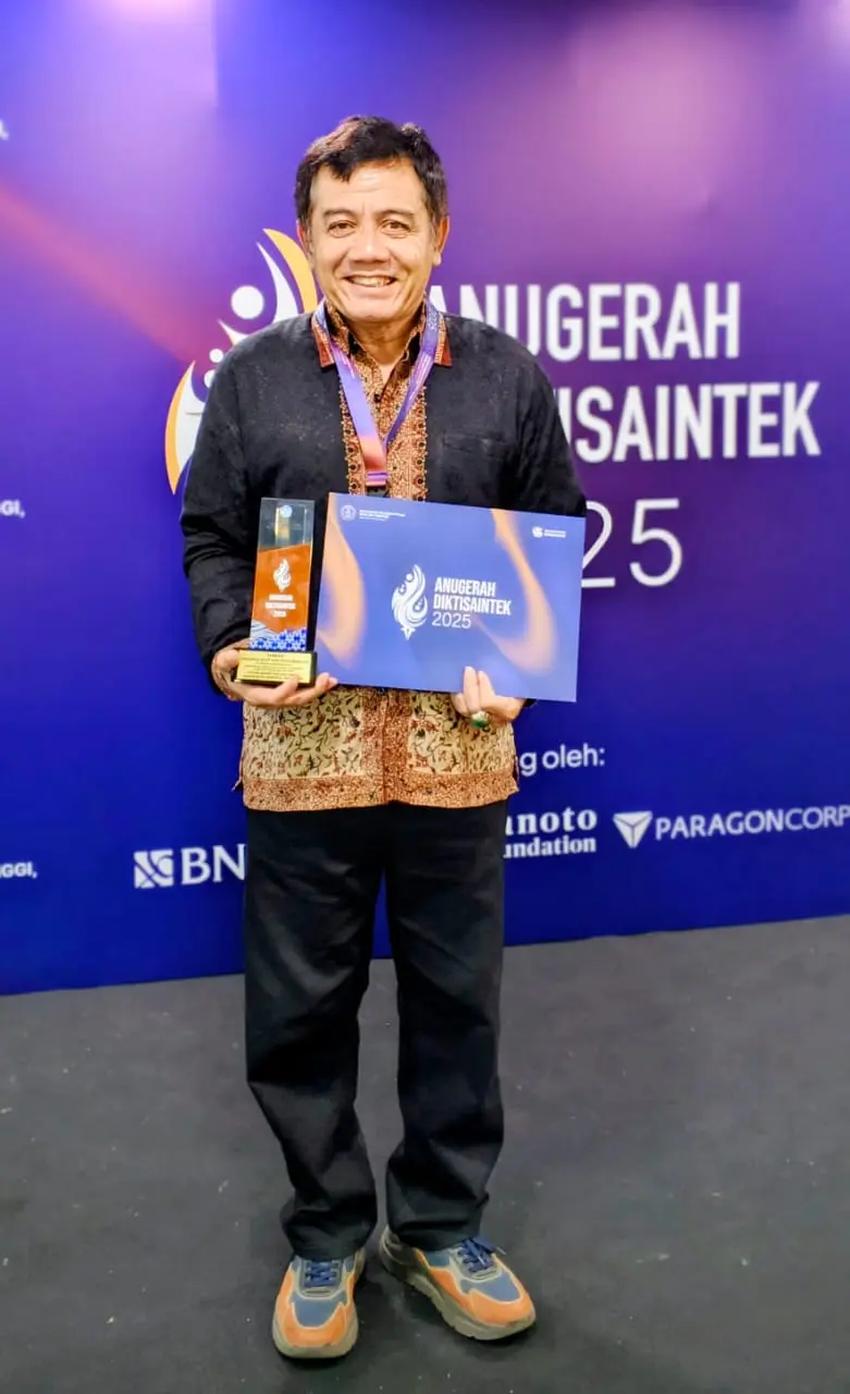 Prof. Ir. Totok Agung, DH., MP., PhD., Guru Besar Fakultas Pertanian Universitas Jenderal Soedirman Purwokerto meraih penghargaan Terbaik Diktisaintek 2025.