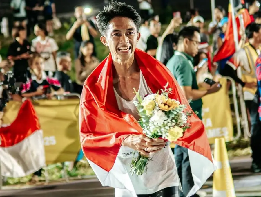 Raffi Ahmad beli sepatu milik pelari nasional Robi Syianturi seharga Rp150 Juta. Atlet lari nasional Robi Syianturi, kembali mencuri perhatian publik.