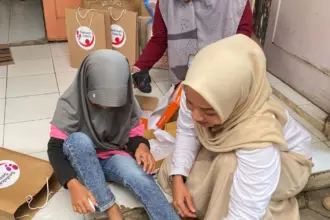 Sedekah Sepatu di Hari AIDS sedunia