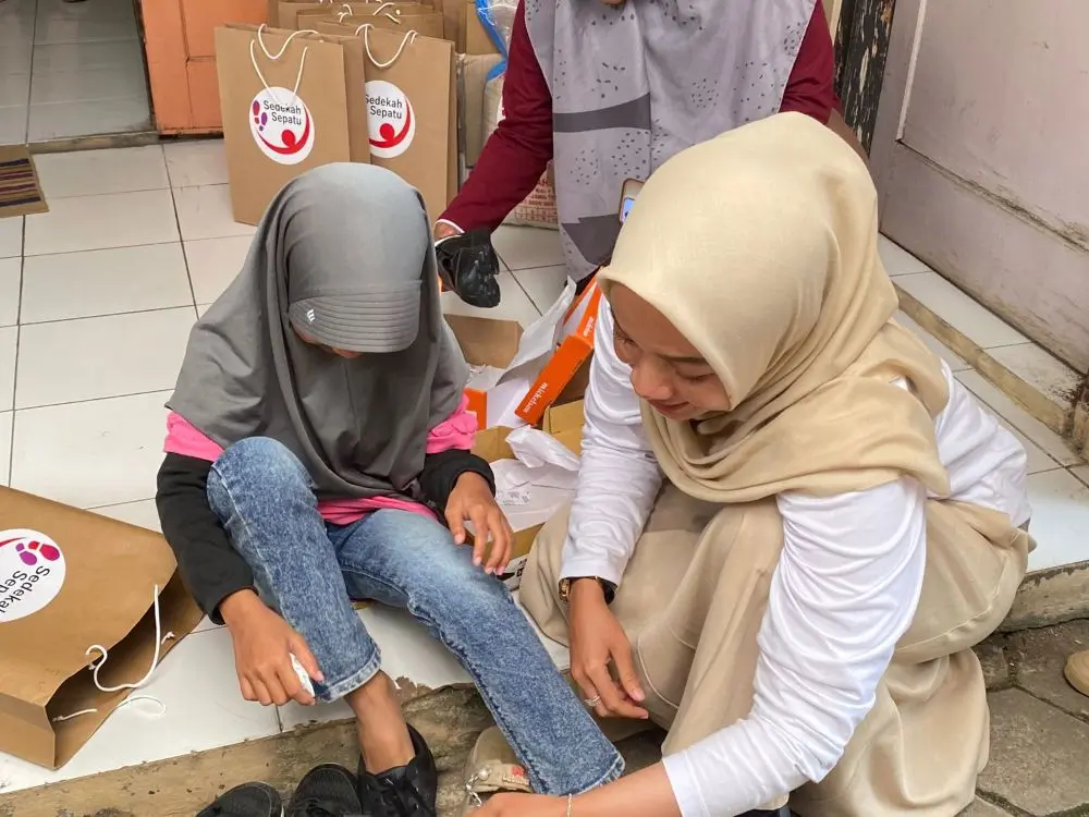 Sedekah Sepatu di Hari AIDS sedunia
