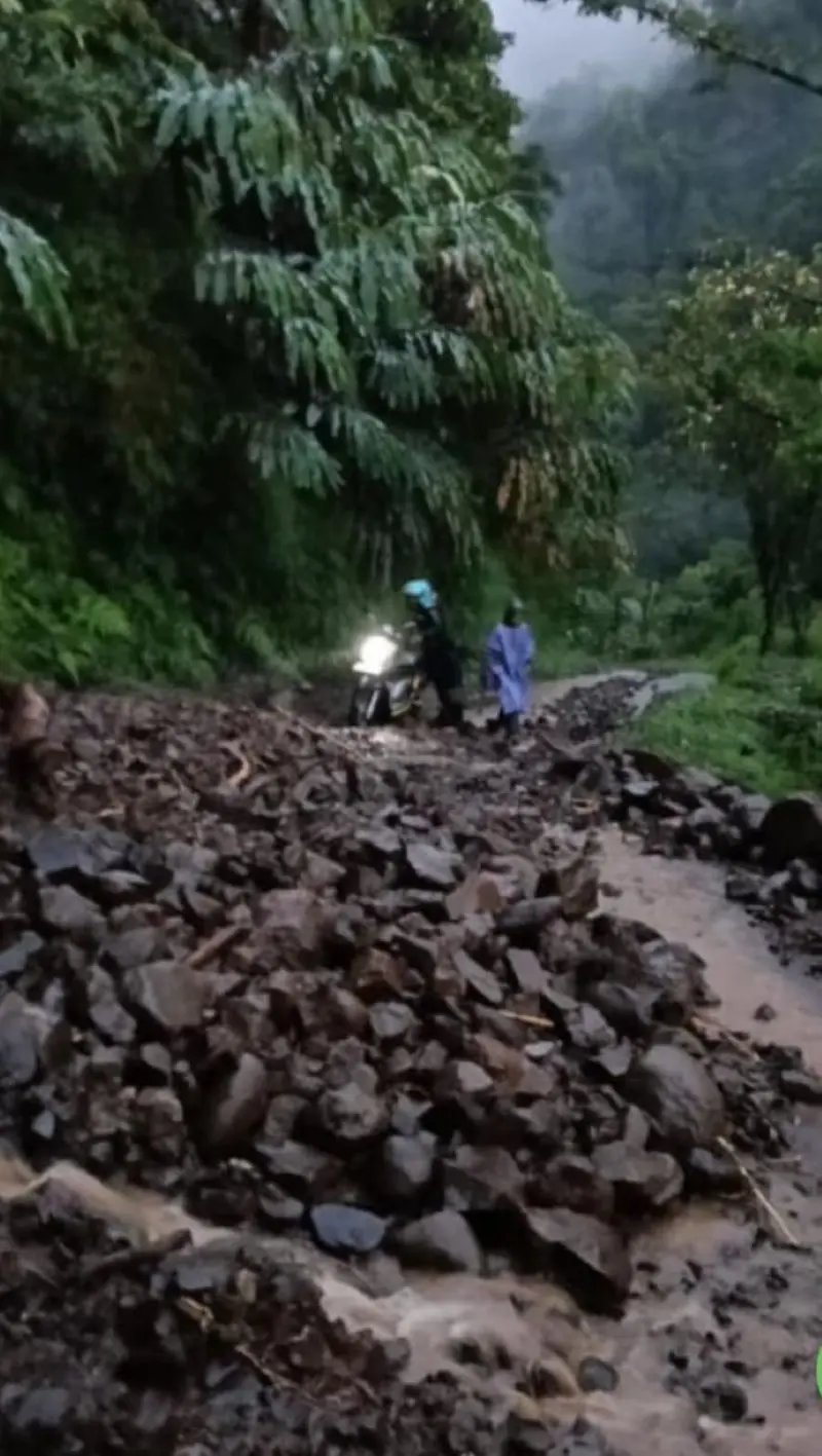 Hujan deras sebabkan longsor