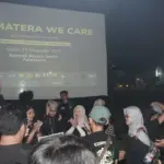 Perwakilan seluruh komunitas yang terlibat foto bersama usai acara Program penggalangan dana bertajuk “Sumatera We Care”, di Menara Teratai Purwokerto, Sabtu (13/12)