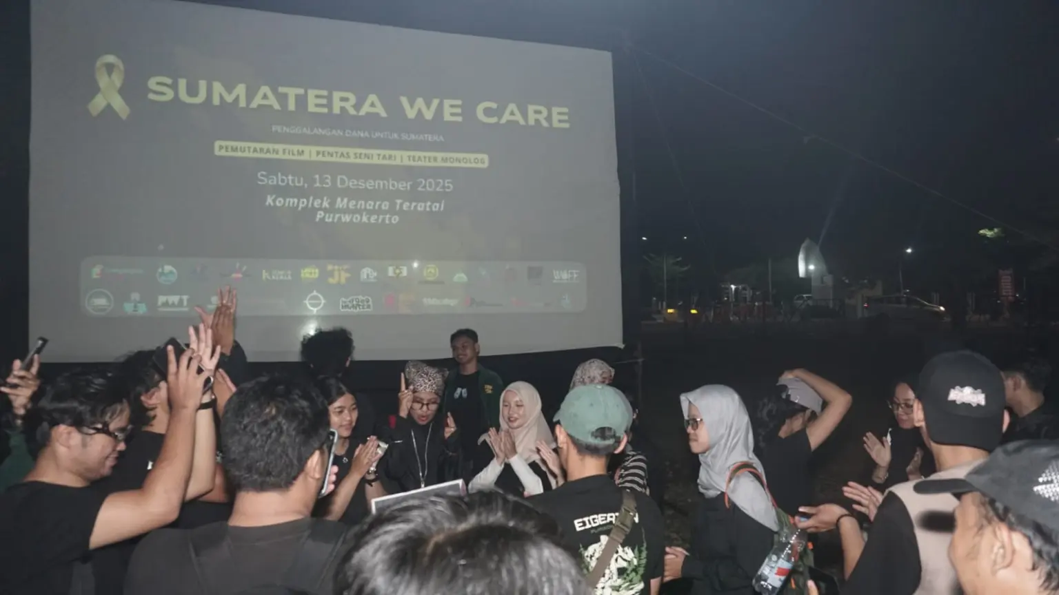Perwakilan seluruh komunitas yang terlibat foto bersama usai acara Program penggalangan dana bertajuk “Sumatera We Care”, di Menara Teratai Purwokerto, Sabtu (13/12)