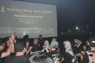 Perwakilan seluruh komunitas yang terlibat foto bersama usai acara Program penggalangan dana bertajuk “Sumatera We Care”, di Menara Teratai Purwokerto, Sabtu (13/12)