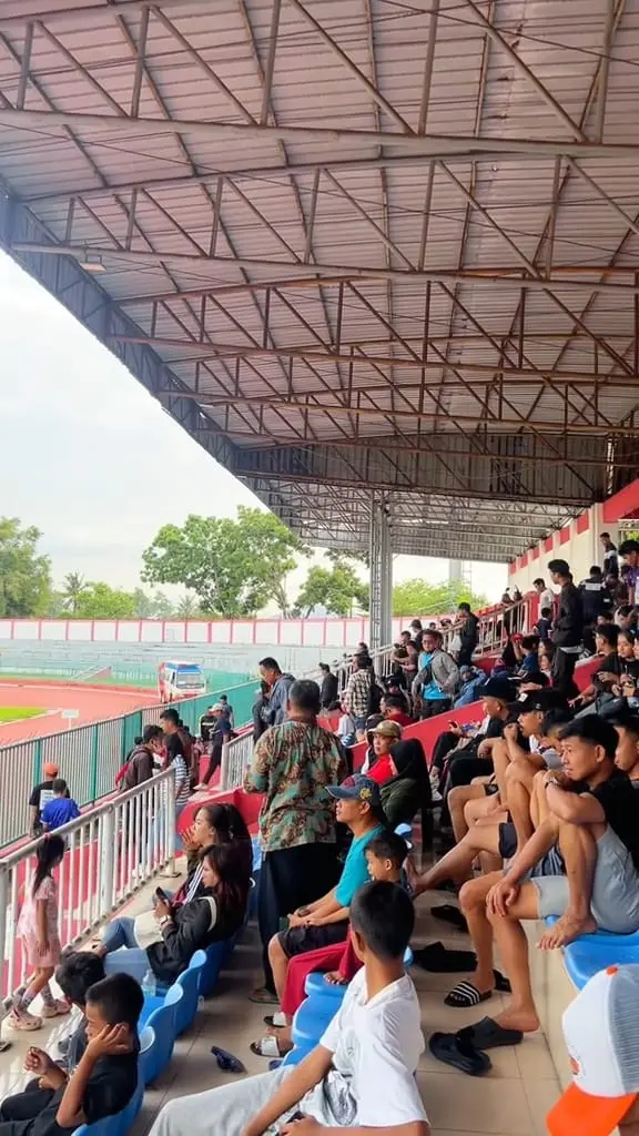Tribun VIP Stadion Wijayakusuma penuh penonton saat Wijayakusuma FC Cilacap menjamu Persak Kebumen dalam laga uji coba jelang bergulirnya Liga 4, Selasa (10/12/2025). (Foto: Tim Media Wijayakusuma FC)
