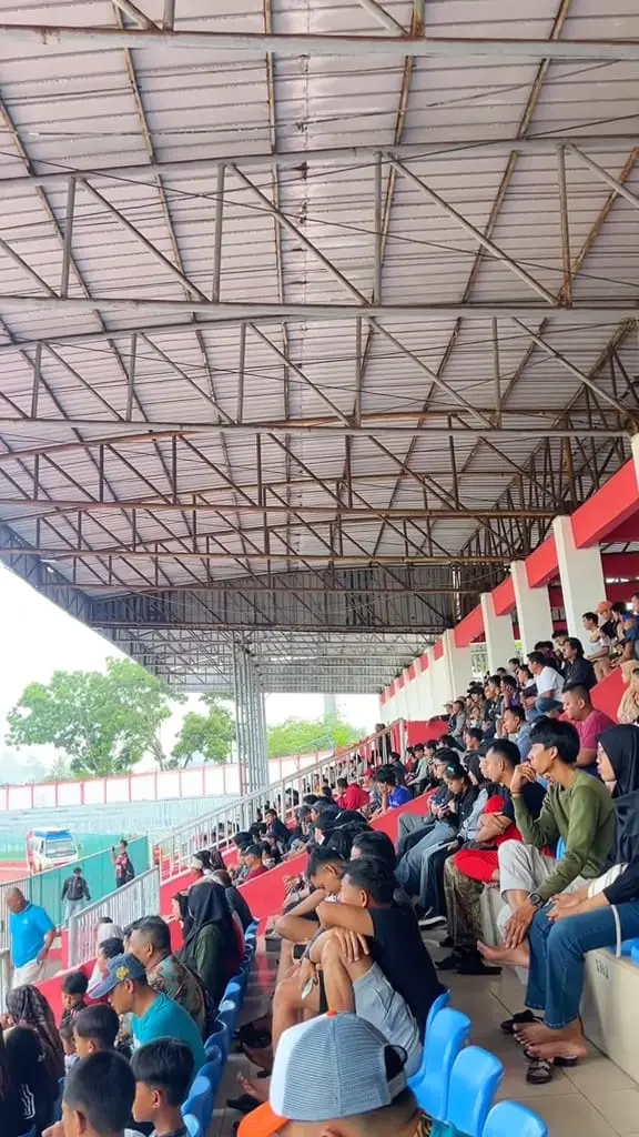 Tribun VIP Stadion Wijayakusuma penuh penonton saat Wijayakusuma FC Cilacap menjamu Persak Kebumen dalam laga uji coba jelang bergulirnya Liga 4, Selasa (10/12/2025). (Foto: Tim Media Wijayakusuma FC)