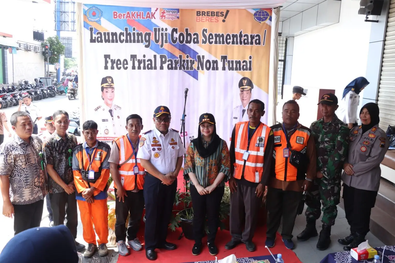 Bupati Brebes, Paramitha Widya Kusuma, menilai penerapan sistem E-Parkir merupakan terobosan penting dalam meningkatkan transparansi sekaligus mempermudah pengawasan. 